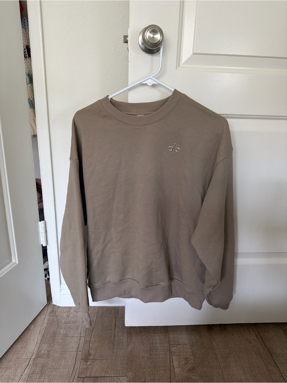 Alo Yoga Accolade Crew Neck Gravel